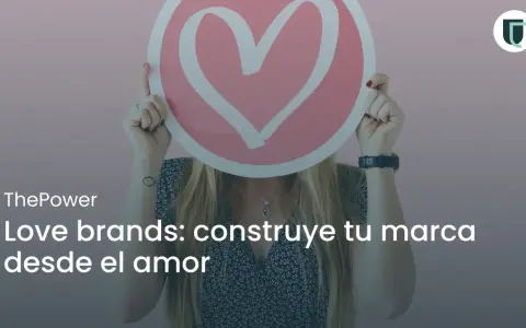 Una mujer sostiene un corazón rosa, simbolizando la construcción de una love brand.