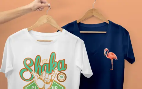 Camisetas con serigrafía digital: una blanca con diseño "Shaka Club 91" y otra azul marino con un flamenco.
