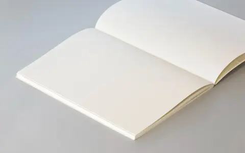 Libreta abierta con páginas en blanco, ideal para tus notas. ¿Te preguntas cuanto mide una libreta A4? Este es un ejemplo.