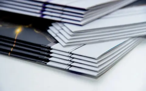 Pilas de folletos listos para encuadernar revistas.
