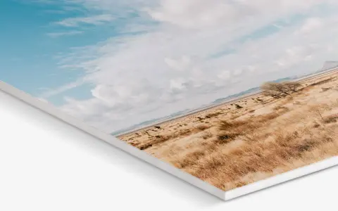 Impresión en forex de un paisaje desértico con cielo azul y nubes.