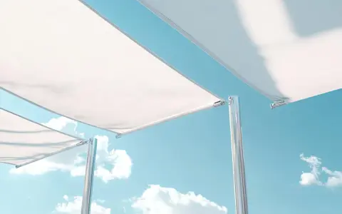 Detalles de cómo colocar una lona tensada sobre postes metálicos, con cielo azul y nubes de fondo.