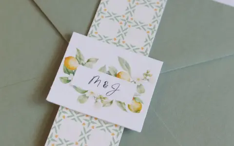 Detalles de invitaciones de boda con limones y monograma "M&J". Ideas para como hacer invitaciones de boda únicas.
