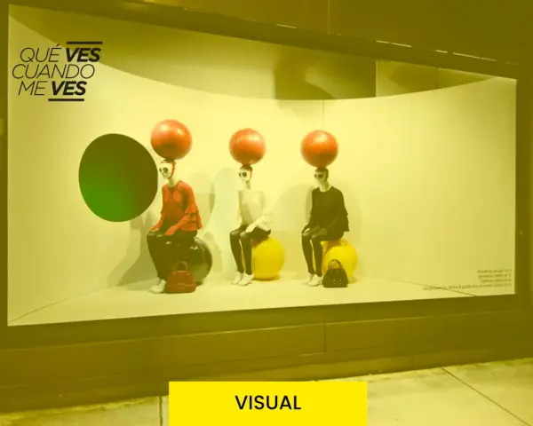 Maniquíes con esferas rojas en la cabeza, sentados en pelotas, exhiben ropa. Un ejemplo de **que es el visual merchandising** para atraer miradas.