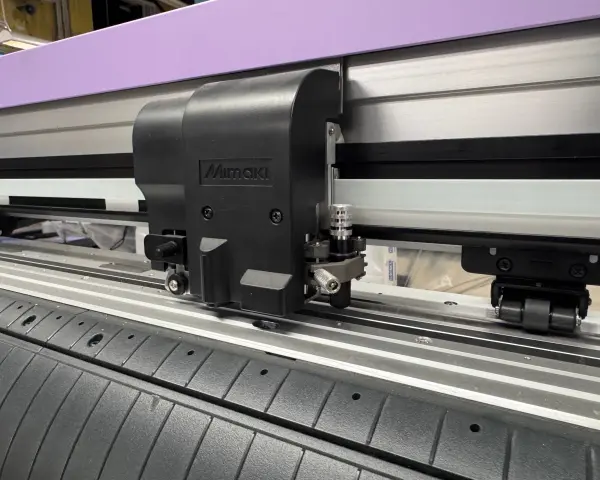 Cabezal de corte de un plotter Mimaki listo para imprimir en gran formato.