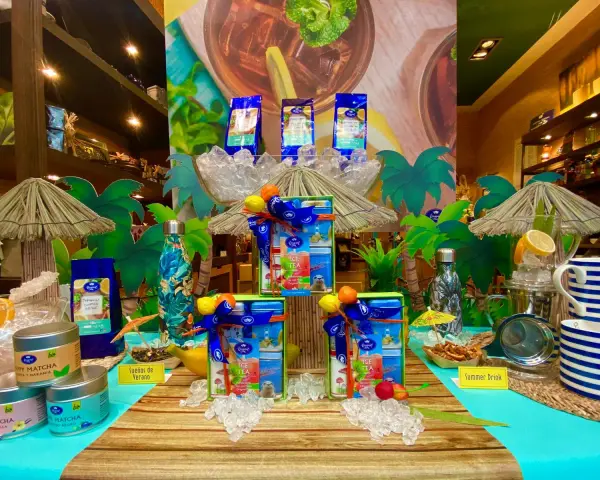 Escaparates de verano originales con tés helados, matcha y botellas tropicales. ¡Un oasis de frescura!