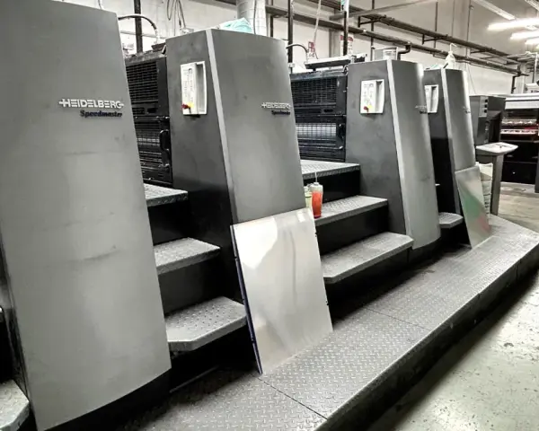Impresionante máquina rotativa offset Heidelberg Speedmaster en un taller de impresión, lista para producir trabajos de alta calidad.