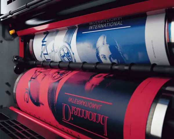 La evolución de la imprenta: rodillos imprimiendo imágenes y texto en papel, mostrando un avance tecnológico.