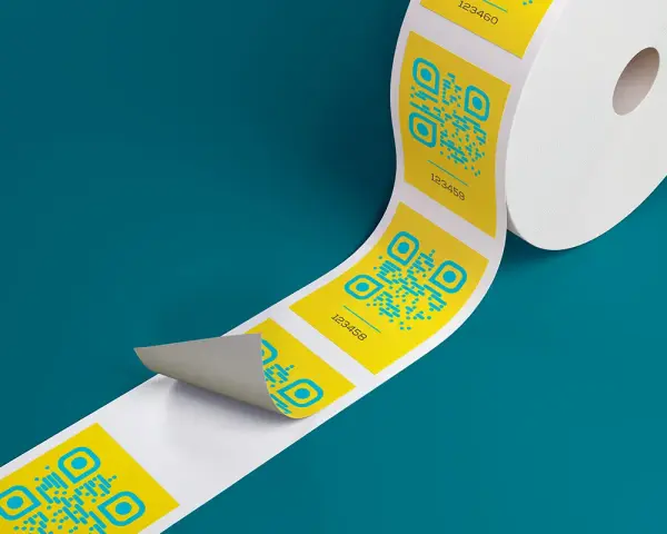 Rollo de etiquetas amarillas con códigos QR azules y números, listo para imprimir etiquetas.
