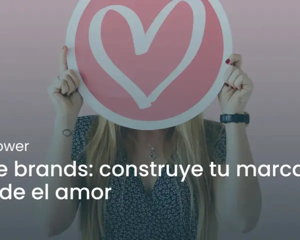 Una mujer sostiene un corazón rosa, simbolizando la construcción de una love brand.