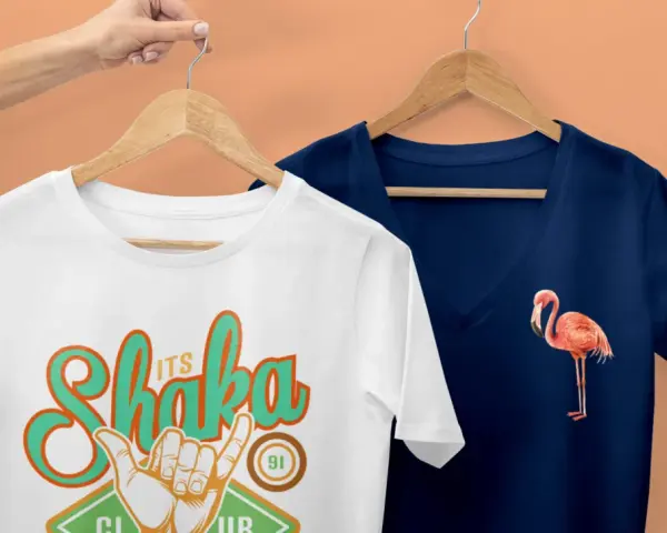 Camisetas con serigrafía digital: una blanca con diseño "Shaka Club 91" y otra azul marino con un flamenco.