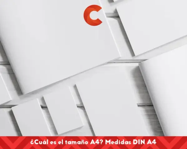 Varias hojas de papel blanco dispuestas sobre una superficie de madera. El texto en la parte inferior pregunta: "¿Cuál es el tamaño A4? Medidas DIN A4".