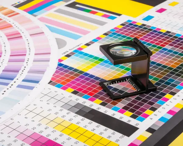 Paleta de colores y gráficos de prueba para control de calidad en impresion litografica. Lupa sobre la cuadrícula de colores.