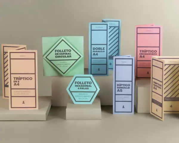 Varios folletos y dípticos de diferentes formas y colores, algunos abiertos y otros cerrados.