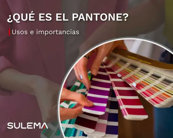 Manos revisando muestras de color. ¿Qué es el Pantone? Un sistema para elegir el color perfecto en diseño.