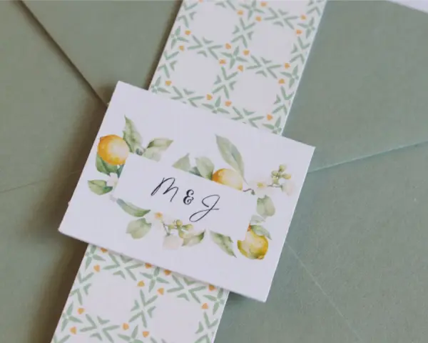 Detalles de invitaciones de boda con limones y monograma "M&J". Ideas para como hacer invitaciones de boda únicas.