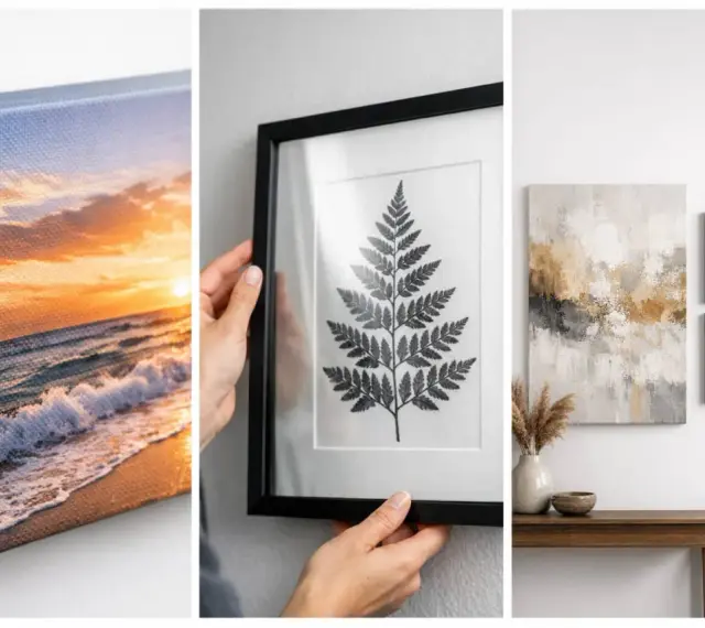 Un lienzo con un atardecer en la playa, una hoja de helecho enmarcada y arte abstracto sobre una mesa.
