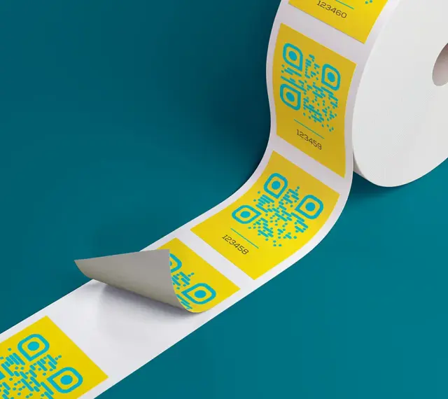Rollo de etiquetas amarillas con códigos QR azules y números, listo para imprimir etiquetas.