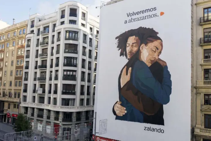 Un abrazo reconfortante en un cartel de Zalando, un ejemplo de street marketing que evoca la cercanía y la esperanza.