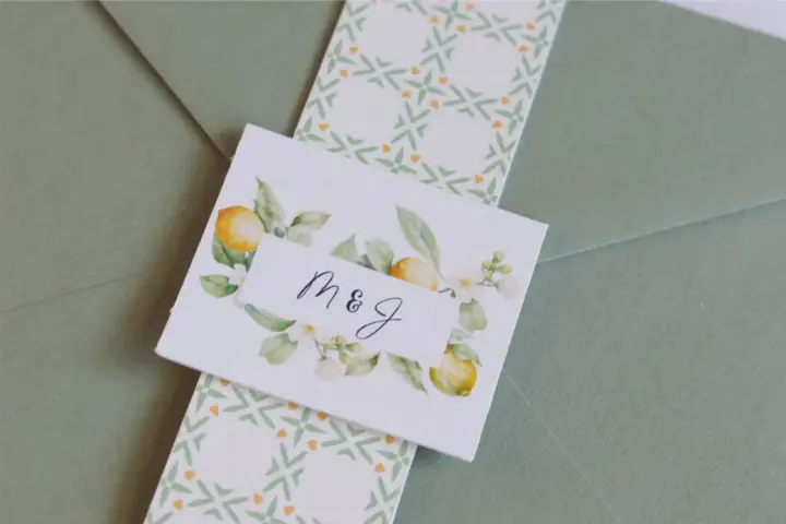 Detalles de invitaciones de boda con limones y monograma "M&J". Ideas para como hacer invitaciones de boda únicas.