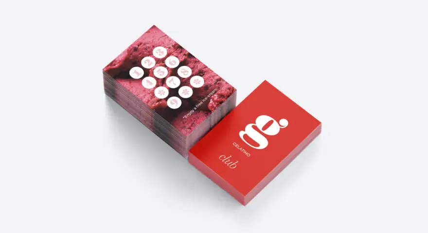 Pila de tarjetas de fidelización "Celatino Club" con diseño de helado y números para marcar.