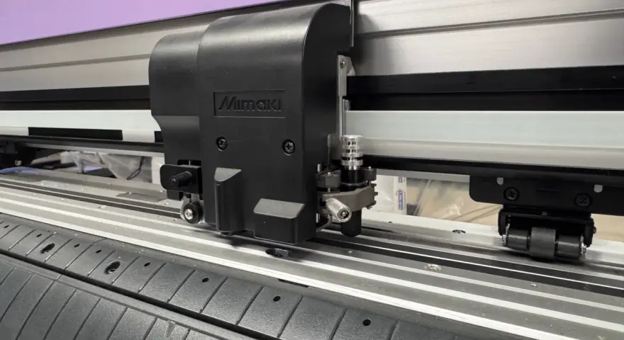 Cabezal de corte de un plotter Mimaki listo para imprimir en gran formato.