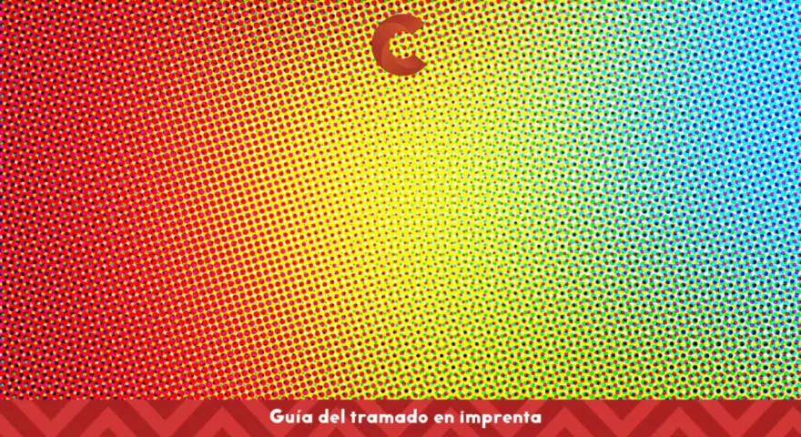 Fondo degradado de puntos rojos, amarillos y azules. Una "C" naranja flota en el centro. Guía del **trama**do en imprenta.