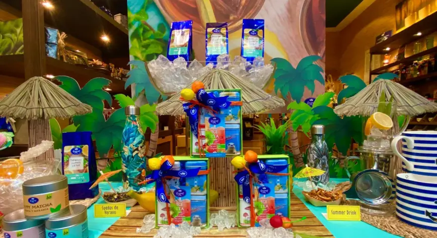 Escaparates de verano originales con tés helados, matcha y botellas tropicales. ¡Un oasis de frescura!