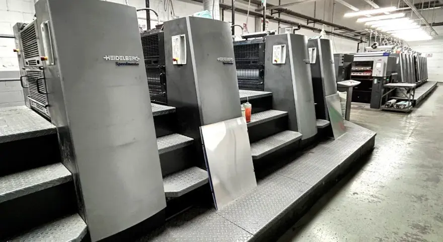Impresionante máquina rotativa offset Heidelberg Speedmaster en un taller de impresión, lista para producir trabajos de alta calidad.