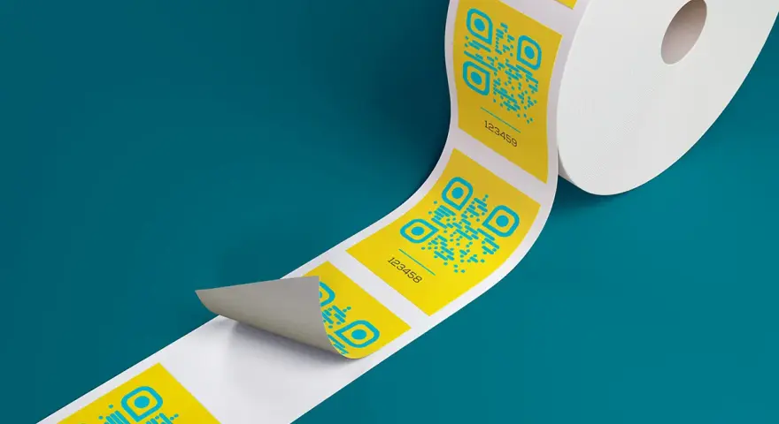 Rollo de etiquetas amarillas con códigos QR azules y números, listo para imprimir etiquetas.