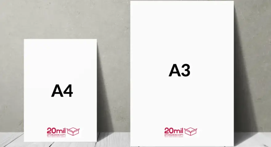 Dos cartulinas, A4 y A3, muestran sus tamaños. La A4 es más pequeña, ideal para documentos cotidianos.