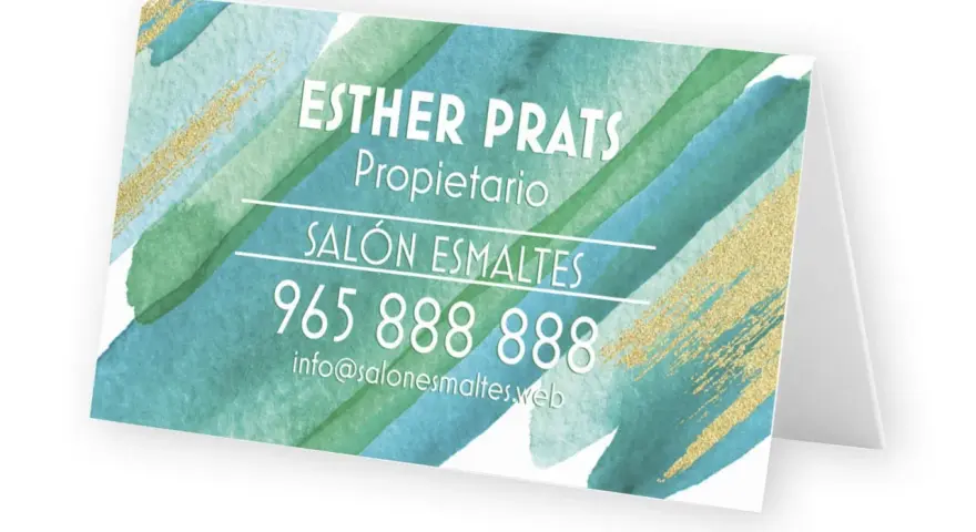 Tarjeta de visita de Salón Esmaltes, con diseño acuarela verde y dorado. Incluye nombre, teléfono y email.