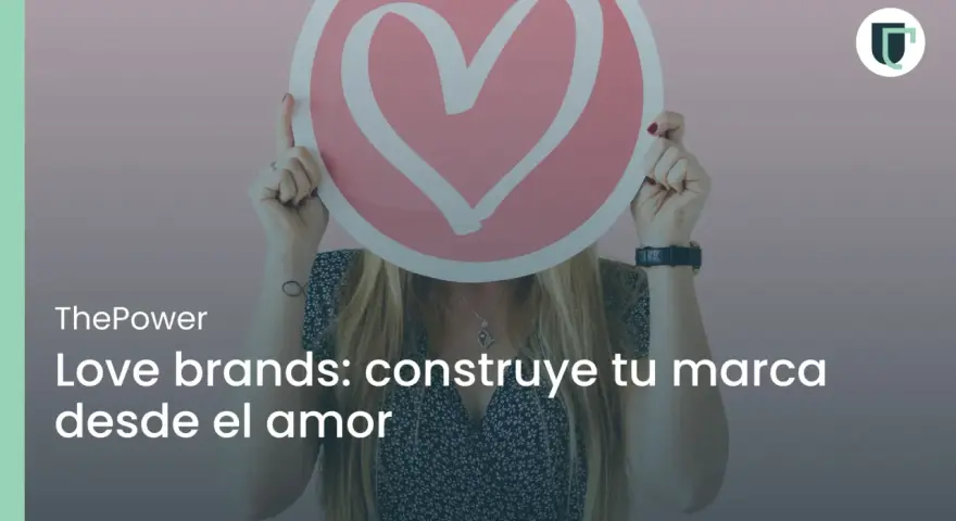 Una mujer sostiene un corazón rosa, simbolizando la construcción de una love brand.