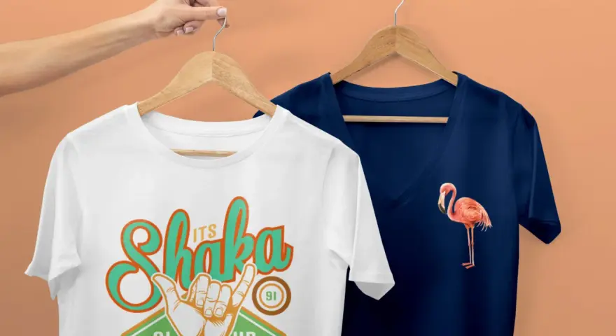 Camisetas con serigrafía digital: una blanca con diseño "Shaka Club 91" y otra azul marino con un flamenco.