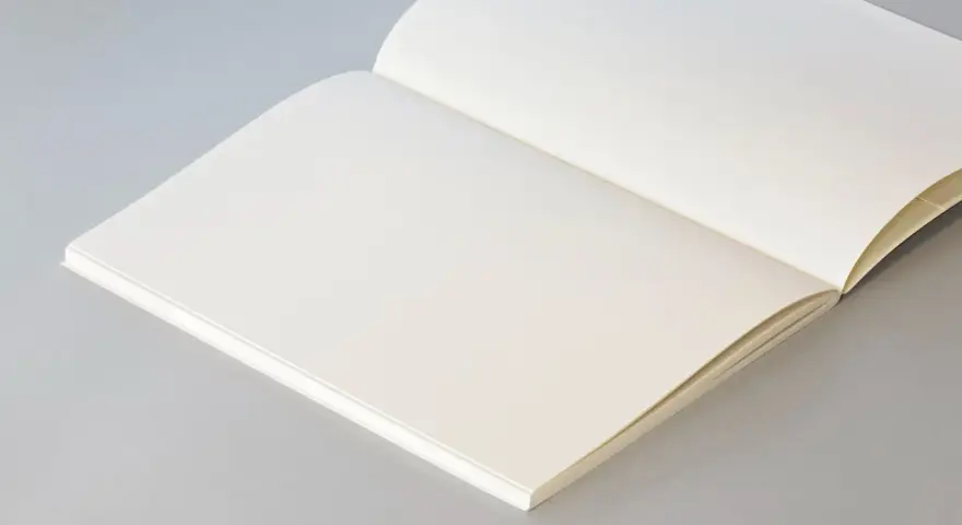Libreta abierta con páginas en blanco, ideal para tus notas. ¿Te preguntas cuanto mide una libreta A4? Este es un ejemplo.