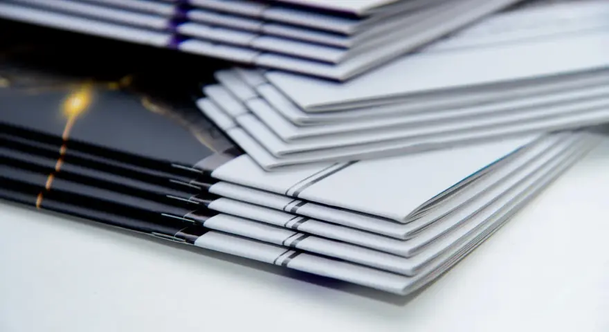 Pilas de folletos listos para encuadernar revistas.