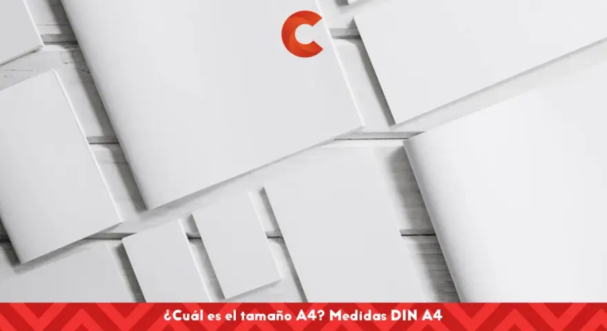 Varias hojas de papel blanco dispuestas sobre una superficie de madera. El texto en la parte inferior pregunta: "¿Cuál es el tamaño A4? Medidas DIN A4".