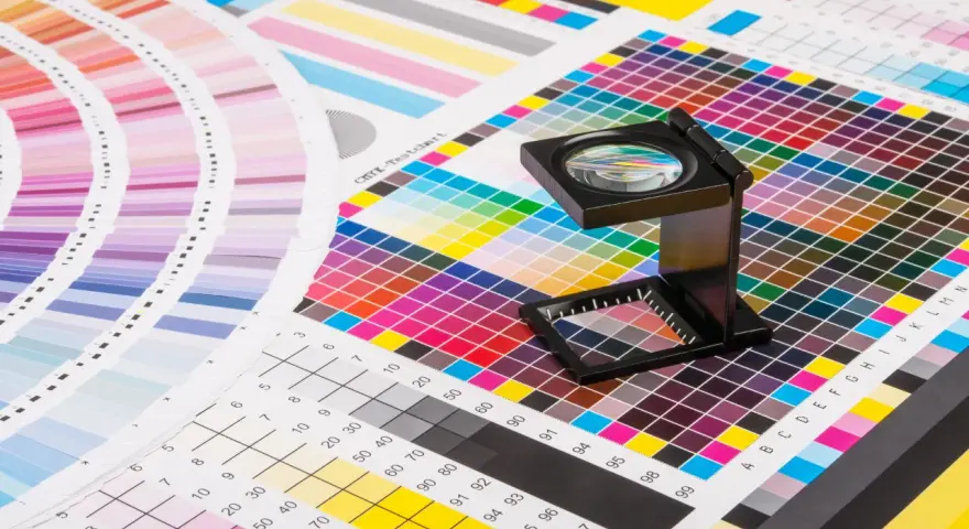 Paleta de colores y gráficos de prueba para control de calidad en impresion litografica. Lupa sobre la cuadrícula de colores.