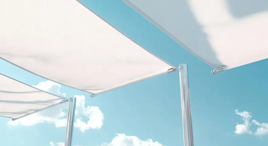 Detalles de cómo colocar una lona tensada sobre postes metálicos, con cielo azul y nubes de fondo.