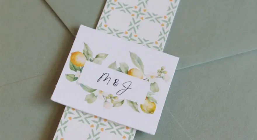 Detalles de invitaciones de boda con limones y monograma "M&J". Ideas para como hacer invitaciones de boda únicas.