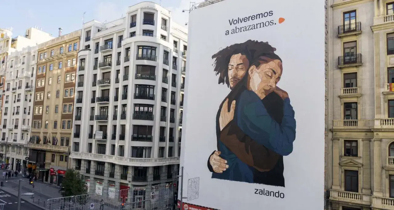 Un abrazo reconfortante en un anuncio de Zalando, un ejemplo de street marketing que evoca cercanía y esperanza.