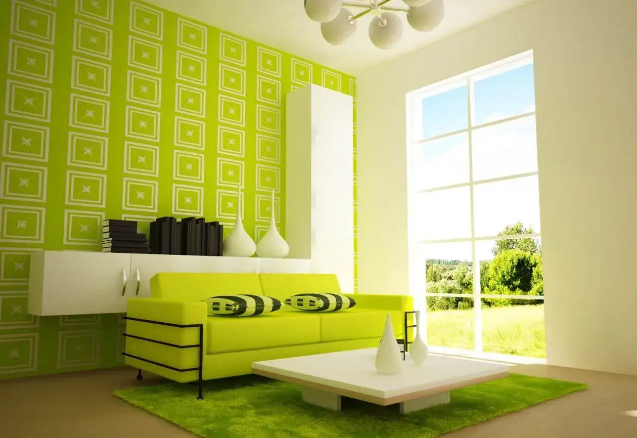 Sof&aacute; color lima vibrante en una sala moderna con pared de dise&ntilde;o geom&eacute;trico verde y gran ventanal con vista al campo.