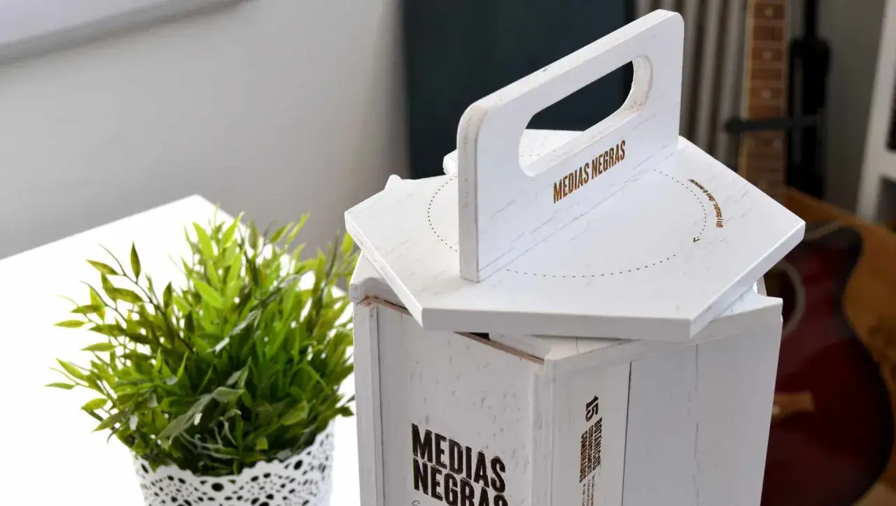 Caja de madera blanca con el logo 