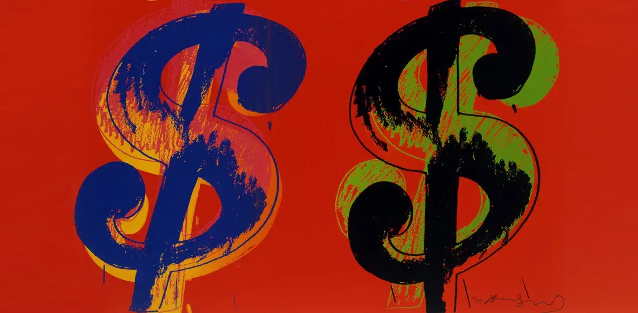 Dos s&iacute;mbolos de d&oacute;lar vibrantes, uno azul y amarillo, otro negro y verde, destacan sobre un fondo rojo intenso. Obras de arte de Andy Warhol que celebran el poder del dinero.