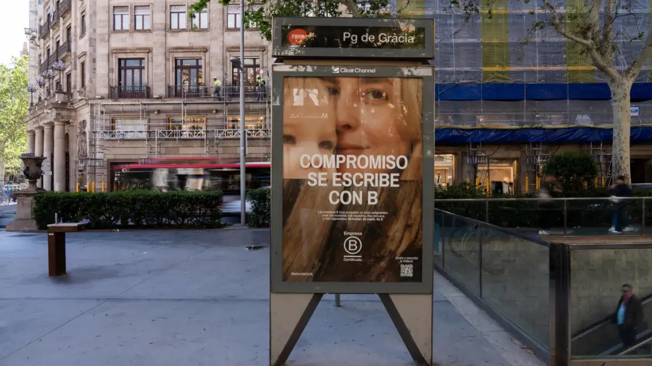 Cartel publicitario en la calle con el lema "Compromiso se escribe con B" y el logo de Empresa Certificada B.