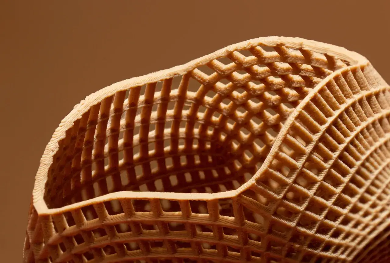 Estructura de celosía impresa en 3D, con una textura que evoca la naturaleza. Una clara impresión ecológica.