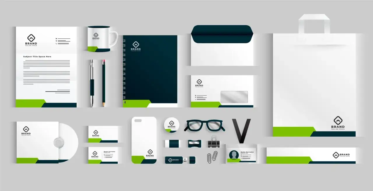 Conjunto de papelería con el logo de una empresa: carta, taza, cuaderno, sobres, bolsa, CD, funda de móvil, gafas, USB, tarjetas y más.