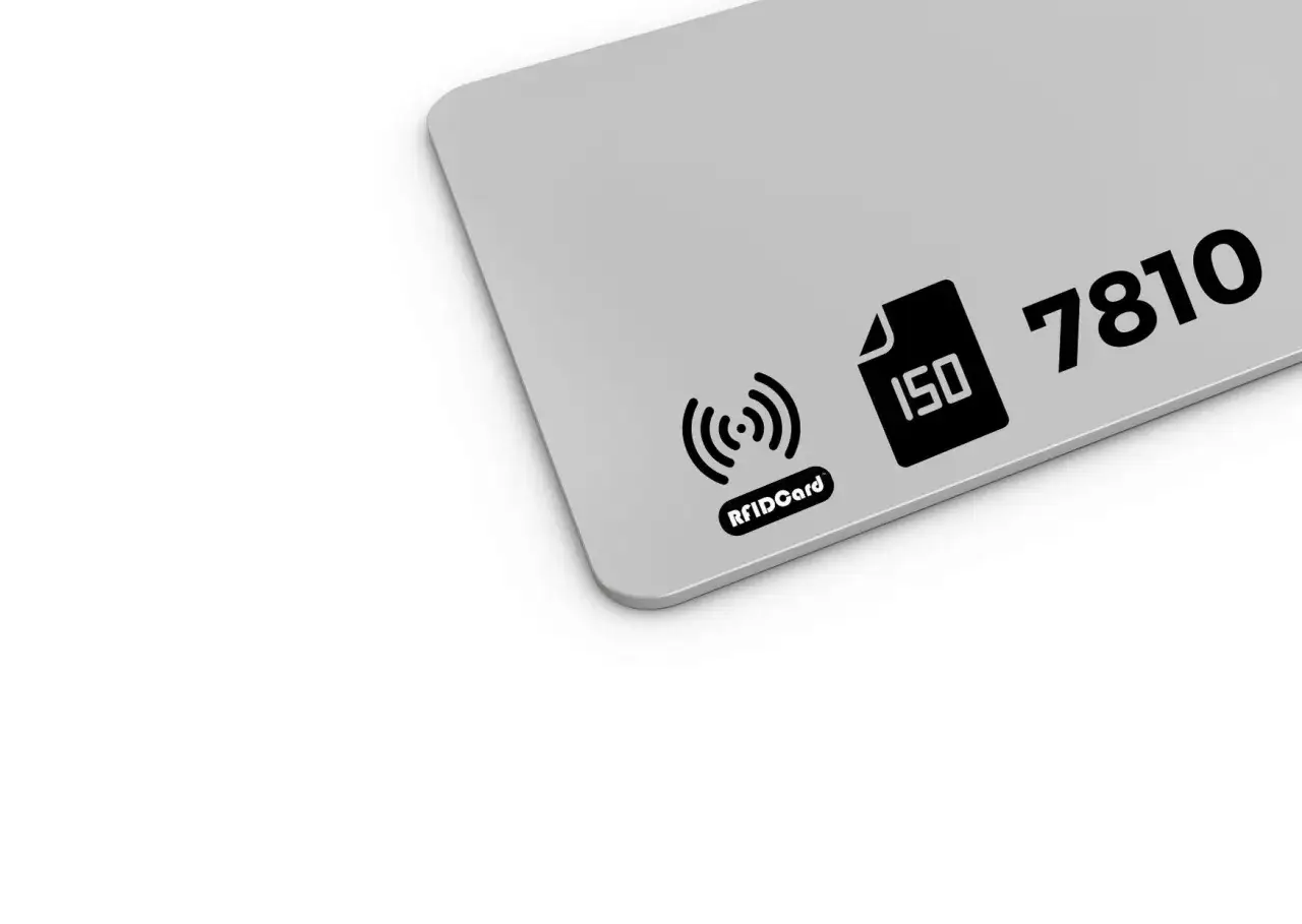Tarjeta plateada con el logo RFID y el n&uacute;mero 7810, tama&ntilde;o tarjeta visa.