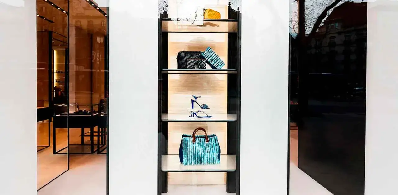 Exhibici&oacute;n de bolsos y zapatos de lujo, un ejemplo de que es el visual merchandising para atraer clientes.