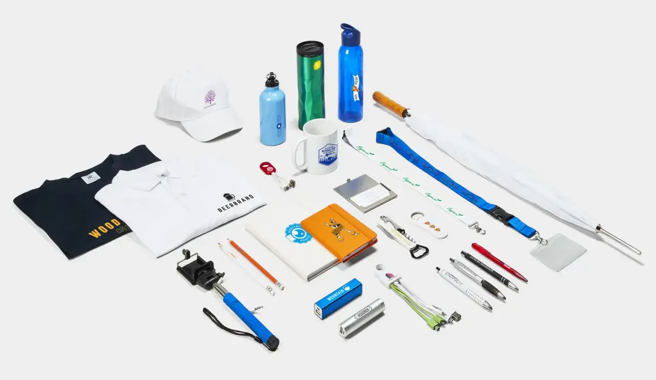 Variedad de productos marketing: gorra, camisetas, tazas, botellas, paraguas, libretas, bol&iacute;grafos y m&aacute;s, ideales para promociones.